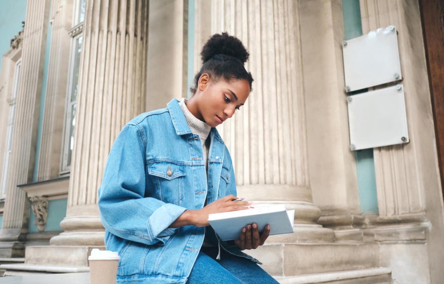Ambiente di apprendimento collaborativo con partecipanti che lavorano insieme